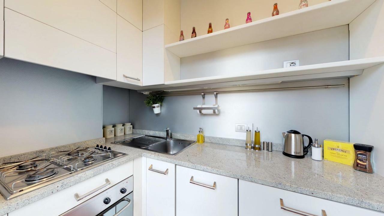Design Apartment Near Duomo Square Милан Экстерьер фото