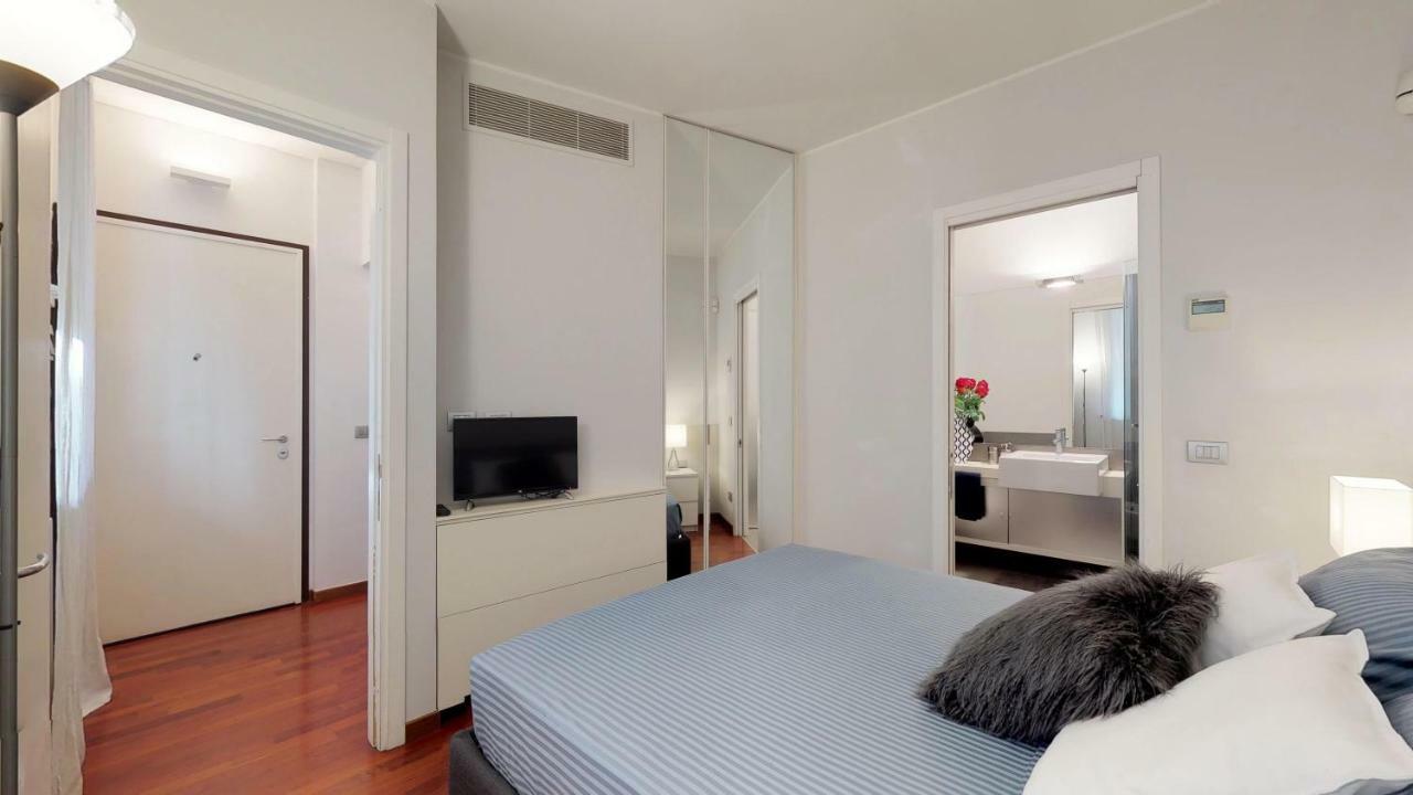 Design Apartment Near Duomo Square Милан Экстерьер фото