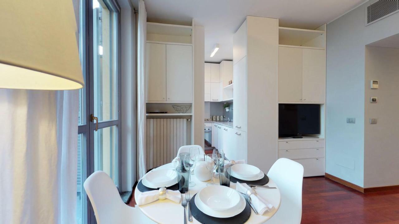 Design Apartment Near Duomo Square Милан Экстерьер фото