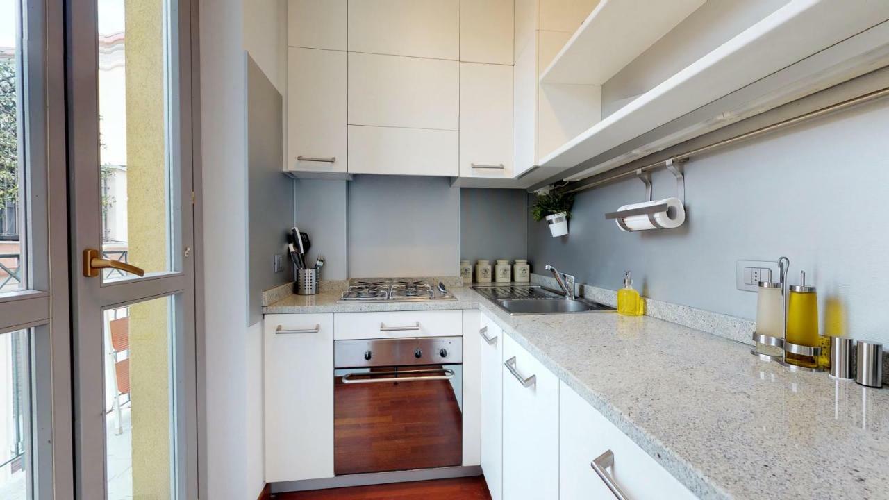 Design Apartment Near Duomo Square Милан Экстерьер фото